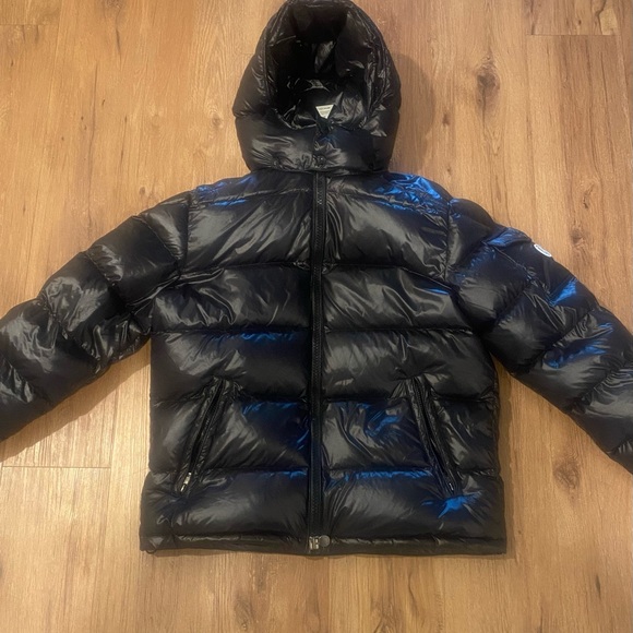 Moncler Black Puffer Jacket Sleek Insulated Design - Picture 4 of 6